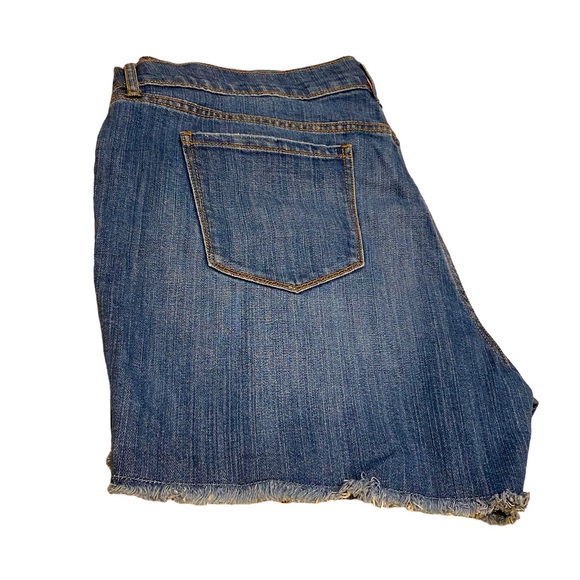 Old Navy distressed jean shorts - Picture 2 of 7